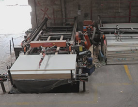 無(wú)人操作全自動(dòng)鋸邊機